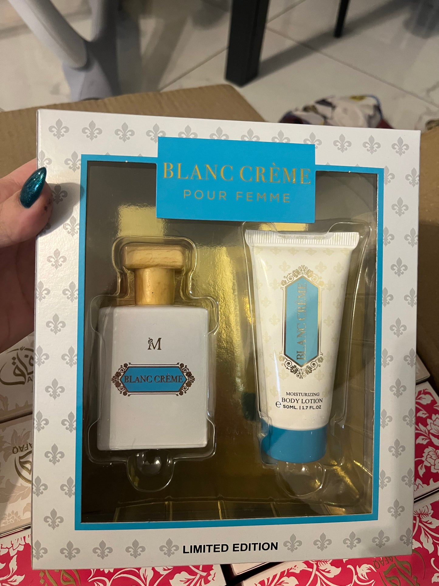Cofanetto simil bianco latte (Profumo + Body Lotion)